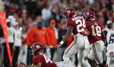 Alabama Football Awards Scholarship to Long Snapper Kneeland Hibbett
