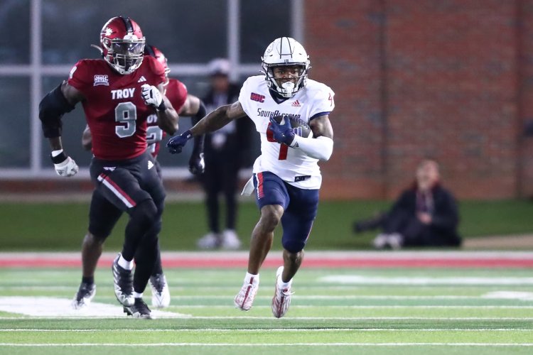 Louisville’s Caullin Lacy, Former South Alabama Standout, Sidelined with Broken Collarbone