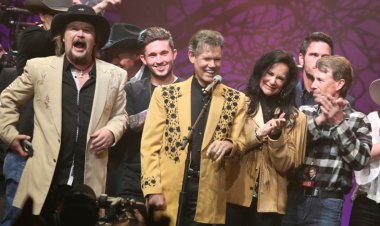 Randy Travis Joins 2025 “More Life” Tour with Original Band Despite Health Challenges